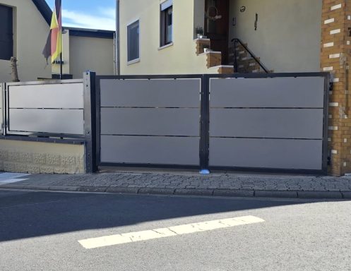 Hoftoranlage mit Zaunelementen