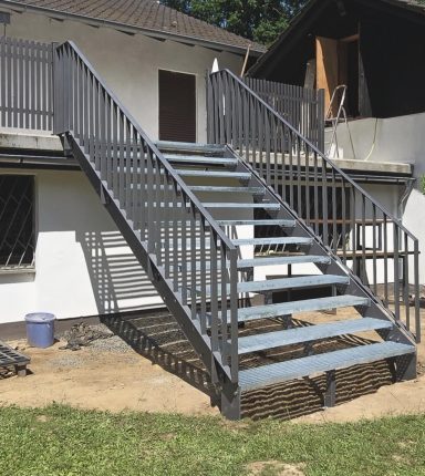 Flachstahlwangen Treppe mit Gitterrost Stufen
